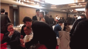 Huỳnh Hiểu Minh gây bất ngờ khi cúi xin chữ ký Cổ Thiên Lạc