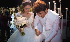 Diễn viên Phương Hằng được chồng nâng váy trong tiệc cưới