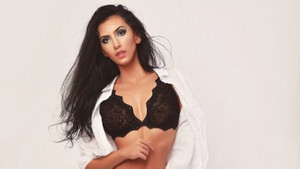 Ngắm chân dài 18 tuổi được đại gia trả 57 tỷ đồng cho 'lần đầu tiên'