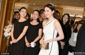 Lưu Diệc Phi mặc váy bó, đi giày cao gót giữa tin đồn mang bầu