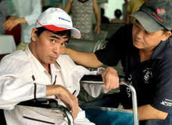 Sau mổ não, diễn viên Nguyễn Hoàng nhập viện do chân bị 'hóa thạch'