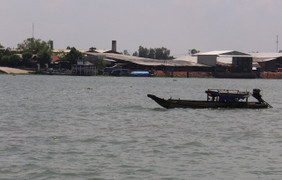 Mẹ ôm con trai bại não nhảy xuống sông tự vẫn