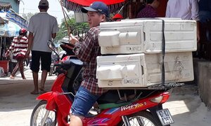 Săn hàng hiệu giá rẻ ở 'chợ điếc' vùng biên