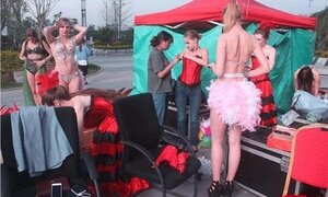 Dàn người mẫu quốc tế phải thay nội y giữa phố