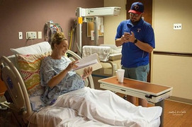 Cận kề giờ sinh con, cô giáo Mỹ vẫn soạn giáo án