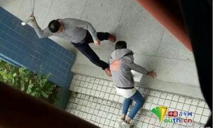 Thầy giáo Trung Quốc bắt học sinh quỳ rồi đánh bằng dây thừng