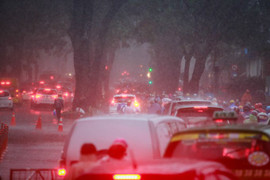 Biển người tê liệt giữa cơn mưa như trút, gió giật mạnh ở Sài Gòn