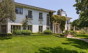 Angelina Jolie chi 25 triệu USD mua biệt thự mới gần nhà Brad Pitt