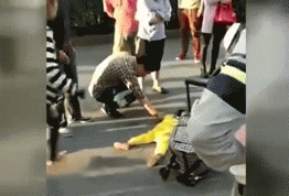 Không xin được việc, mẹ tức giận giẫm lên lưng con gái 2 tuổi