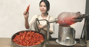 'Thánh nữ công sở' nướng tôm bằng máy nổ bỏng ven đường