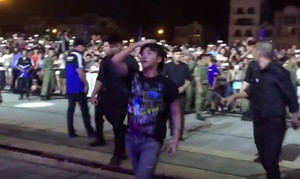 Sơn Tùng M-TP bị khán giả ném đồ khi diễn ở Bắc Giang