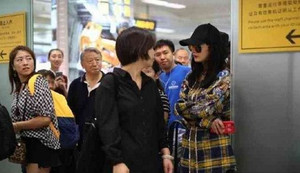 Dương Mịch bị nhân viên an ninh yêu cầu rời khỏi sân bay