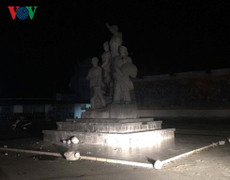 Đổ tượng đài chiến thắng ở Bắc Kạn: Do bé trai đu lên cánh tay bức tượng