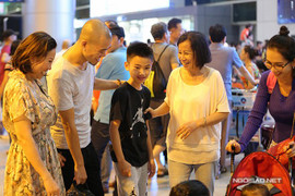 Chồng cũ ra sân bay đón Kim Hiền và hai con về nước lúc nửa đêm