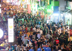 Hàng nghìn người đổ về phố đi bộ Bùi Viện đêm khai trương