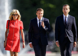 Người Pháp quay lưng khi tổng thống đòi lập vợ làm ‘Đệ nhất’