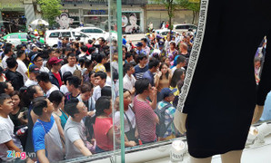 Hơn 4.000 người xếp hàng mua 'đồ hiệu giá mềm' mới vào Việt Nam