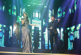 Hoàng Rob diện đồ nặng 15kg, tái ngộ đàn chị Thu Phương