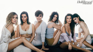 10 năm đế chế thị phi Kardashian: Nữ quyền hay thói cuồng danh?