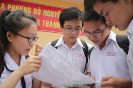 Cấm nam nữ ngồi cạnh nhau: Học sinh nói có, hiệu trưởng bảo không