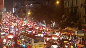 Mưa lớn, đường Hà Nội tắc không lối về