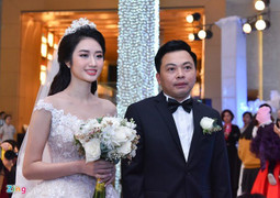 Hoa hậu Thu Ngân và Chủ tịch CLB Thanh Hóa đón con đầu lòng