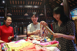 Phân biệt lụa tơ tằm và lụa pha thế nào?