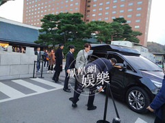 Nhiều sao dự cưới Song Hye Kyo bỏ về sớm để tới viếng Kim Joo Hyuk