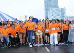 Nguyên Khang, Hoa hậu Hương Giang đội mưa tham gia chạy bộ gây quỹ từ thiện