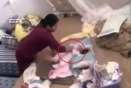 Bắt khẩn cấp giúp việc đánh đập bé gái hơn một tháng tuổi