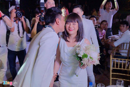 Cát Phượng, Kiều Minh Tuấn nhận hoa cưới từ Khởi My