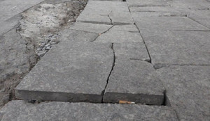 Chủ tịch Hà Nội yêu cầu dừng thi công, kiểm tra việc lát đá vỉa hè kém chất lượng