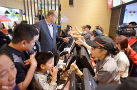 Khách thủ đô tò mò ngày McDonald's mở cửa hàng đầu tiên tại Hà Nội