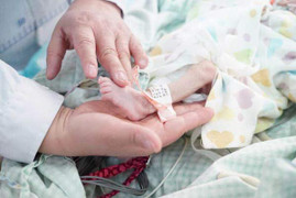 Bé trai chào đời với tim bé bằng trứng chim bồ câu