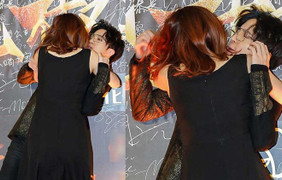 Tài tử Trung Quốc khó chịu khi bị MC nữ cưỡng hôn trên thảm đỏ