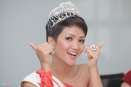 Cận cảnh nhan sắc cuốn hút của Hoa hậu H'Hen Niê