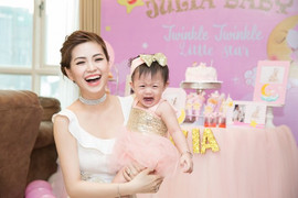 'Tan chảy' với những khoảnh khắc đáng yêu của công chúa nhỏ nhà Á hậu Diễm Trang