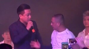 Tuấn Hưng bị khán giả giật micro khi đang hát