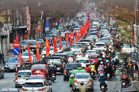 Trung tâm Hà Nội ùn tắc ngay chiều mùng 1 Tết