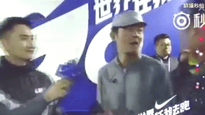 Trần Quán Hy bị cảnh sát lôi đi giữa lúc đang quay trực tiếp