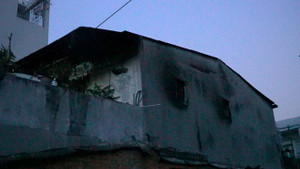 Cháy nhà không lối thoát hiểm ở Sài Gòn, nhiều người nhảy xuống mương