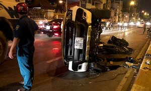 Ôtô bán tải lao qua làn đường ngược lại, húc người đàn ông văng xuống cầu ở Sài Gòn