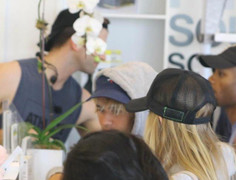 Justin Bieber và người mẫu Playboy 22 tuổi công khai khoác tay nhau