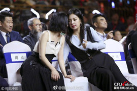 Sau bất hòa, Triệu Vy và Châu Tấn ôm vai bá cổ khi gặp nhau