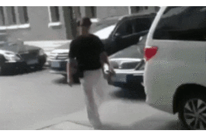 Thành Long tập tễnh xuất hiện sau clip con gái cầu cứu ở Canada