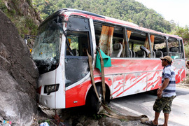 Hiện trường xe khách lật đèo làm 3 người chết, 18 nạn nhân bị thương