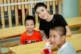 Huyền My mặc giản dị, tặng quà bệnh nhi trước ngày Quốc tế thiếu nhi 1/6