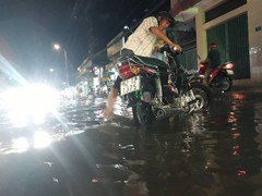 Triều cường dâng cao, dân ngoại thành TP.HCM dắt xe chết máy, lội bì bõm về nhà