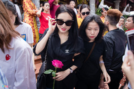 Nhã Phương đi giỗ Tổ sân khấu ở nhà thờ của Hoài Linh trước ngày cưới