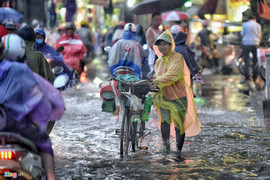 Dân Hà Nội bì bõm lội nước về nhà sau cơn mưa giờ tan tầm